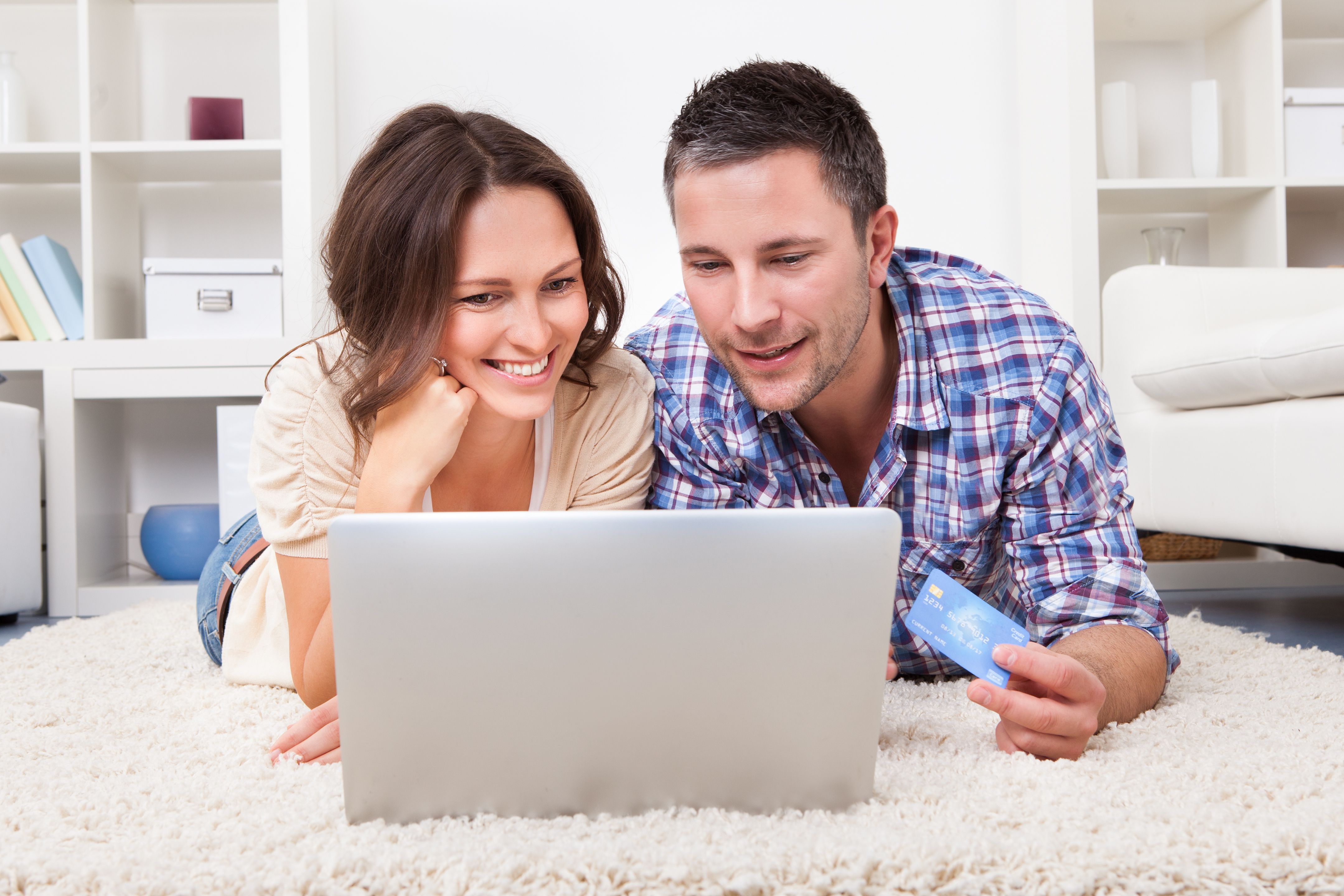 Оформить кредит на сайте. Мужчина женщина ноутбук. Счастливая семья с ноутбуком. Мужчина и женщина за компьютером. Мужчина и женщина в интернете.
